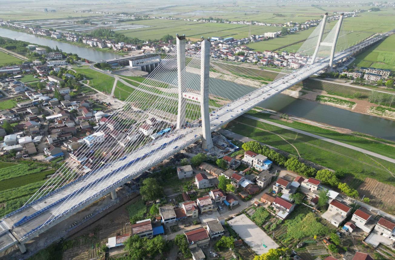 建設(shè)投資集團（原路橋集團）G347安九二期楊灣河特大橋。安徽建工集團供圖