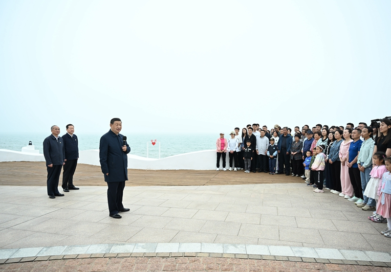 5月22日至24日，中共中央總書記、國(guó)家主席、中央軍委主席習(xí)近平在山東考察。這是22日下午，習(xí)近平在日照市陽(yáng)光海岸綠道同市民和游客親切交流。